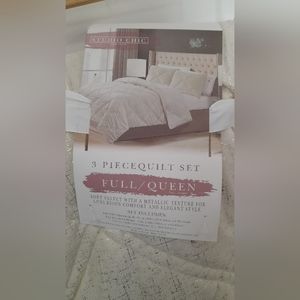 Studio chic 3 piece full /Queen quilt